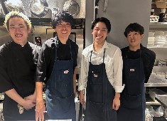『trattoria bar Carina carina』『CASTELLINA』『PIATTI CASTELLINA』etc.／株式会社カステリーナ 求人 幅広い年齢層のスタッフが活躍する職場となり、質問があれば気軽に相談できる雰囲気の良さも働きやすさのひとつです！