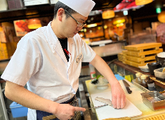 株式会社ユサワフードシステム/「大船海鮮食堂 魚福」「海鮮居酒家 七福水産」「海鮮旨いもの屋 海福本店」 求人 全国各地の新鮮な魚や地元漁港から仕入れてます！魚について学べたり、捌き方を丁寧に教えます！もちろん捌ける方大歓迎♪