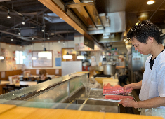 株式会社ユサワフードシステム/「大船海鮮食堂 魚福」「海鮮居酒家 七福水産」「海鮮旨いもの屋 海福本店」 求人 カウンターからホールを見渡せます！そのため、お客様の笑顔が見れたり、「ありがとう」の言葉を直接いただける環境です◎
