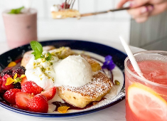 『cafe & dining blue terminal』『blue temrinal - the restaurant -』『ALL DAY CAFE ＆ DINING“The Blue Bell”』etc.／株式会社バリューテーブル 求人 視覚でも楽しめる色鮮やかなデザートメニューも各種提供！カフェタイムが人気の理由の一つ！