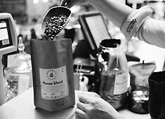 ROBERT'S COFFEE（ロバーツコーヒー） 求人 フィンランドで愛されているコーヒーは浅煎りでフルーティー。非常に飲みやすいコーヒーが特徴です。