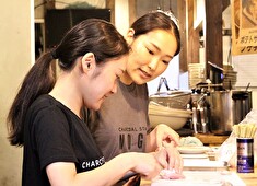 株式会社Def eat（デフイート） 求人 仕込みの段階から丁寧にお教えしているので、経験の浅い方や未経験者も歓迎！良い意味でのびのび働ける職場です。