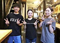 株式会社Def eat（デフイート） 求人 全店がオープンキッチンだからこそ、お客様との距離も近く、スタッフ自身もライブ感を持って楽しんで働ける環境です！