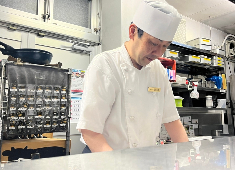「和牛名匠 牛国屋」「焼肉 黄金の牛」「牛国屋 セントラルキッチン」／株式会社 ヒロジャパン フードサービス 求人 肉は100％手切りで提供。技術を覚えたい方には最適な環境です。