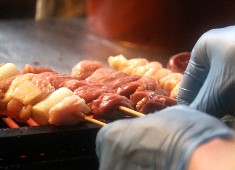 株式会社 宇和島水産 求人 「かけこうや」では、信頼できる食肉卸会社から仕入れた新鮮な鶏肉を使ったやきとりと、当社ならではの新鮮な魚をご提供！
