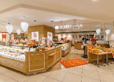 「APOLLON FRUIT GARDEN」「果実園リーベル 新越谷VARIE店」／アポロホールディング 株式会社 求人 「果実園リーベル」は駅直結の駅ビル内で通勤も便利♪大きなショーケースに手作りのフルーツケーキ等を多数並べて販売中。