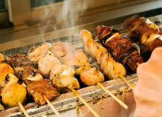 「大衆居酒屋 樽平 府中店」「きた樽」 求人 炭火で焼く焼き鳥。外から調理風景が見えるガラス張りのオープンキッチンがあり、テイクアウトでも販売しています♪