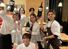 【LA BODEGA 銀座店】【Le Beurre Noisette TOKYO】etc／株式会社アキナイ 求人 ベテランだけでなく、若手も活躍中！風通しの良さも魅力の一つです。