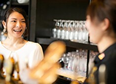 株式会社ダイナック(サントリーグループ) 求人 店舗をサポートする本部業務。店舗経験を経て色々な活躍の道があるのも当社の特徴です。