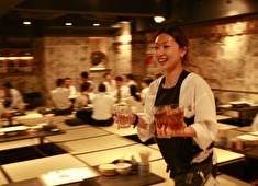 「神谷町 鳥とも」「麻布 とさか」「焼鳥もつ鍋 もつ福」／株式会社ポジティヴ・フード 求人 充実のワインと日本酒。他店とは違う圧倒的なこだわりを体感してください。自信と誇りと技術が身に付きます。