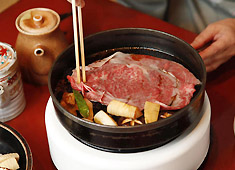 株式会社 日山（すき焼割烹 日山） 求人 外国のお客様からも大人気の和牛です。日本のおもてなしを堪能していただきましょう！