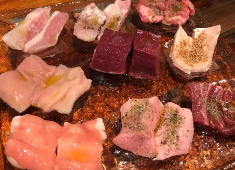 「小野田商店 中目黒店」「小野田商店 学芸大学店」 求人 未経験からでも、包丁の扱い方から肉の知識まで丁寧に学べます！