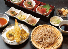 京急ロイヤルフーズ株式会社 求人 温浴施設のレストランでは、和食・洋食・中華のバラエティー豊かなお食事をお客様にご提供しています。