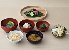 株式会社HIGASHIYA／『HIGASHIYA GINZA』『HIGASHIYA man』『OGATA Paris』etc. 求人 食材・調理法にこだわった和食メニューを提供。和食や日本料理経験者を始め、別ジャンルからの挑戦も歓迎しています！