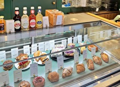 「dial presented by ENUOVE」／株式会社CLASKA 求人 こだわりの商品はショーケースにディスプレイ！一緒に本当に美味しいと思えるスイーツを提供していきましょう！