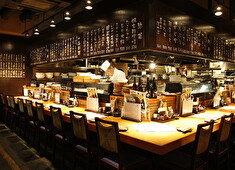 『海鮮アトム』『にぎりの徳兵衛』『廻転すし海へ』etc.／株式会社アトム【東証スタンダード・名証メイン上場／コロワイドグループ企業】 求人 毎年多数の出店を計画しているからオープニングスタッフも随時先行募集中です！“人ありき”の出店も大切にしています。