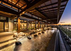 万葉倶楽部 株式会社／『東京豊洲 万葉倶楽部』『小田原お堀端 万葉の湯』etc. 求人 スタッフ同士コミュニケーションをとりながらストレスなく働ける！仕事終わりのお風呂も当社で働く魅力ひとつ！