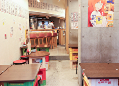 餃子の花木 求人 店内は大衆的でレトロ感のある雰囲気を大切にしています。