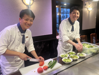 ステーキハウス松波 求人 お客様の前での調理は、鉄板焼きならではのライブ感ある演出！料理と接客のどちらの経験も活かせます！