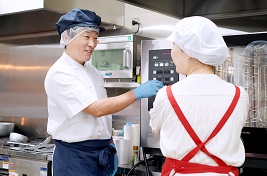 株式会社リエイ 求人 65歳の定年制から再雇用で活躍されている方も在籍しています。労働環境も整った安定環境のもと、安心して長く働けます◎