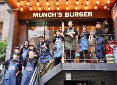 MUNCH'S BURGER SHACK 求人 20代～40代活躍中！飲食業界未経験者も大歓迎！みんなで一歩一歩、着実に成長しているお店です。