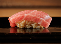 『鮨 飛鳥(SUSHI HICHO)』etc.／H VIEW 株式会社 求人 「えっここまでやるの！？」と言われるくらい、食材や調理法には各店拘っているからこそ学びも多く、経験も活かせる職場！