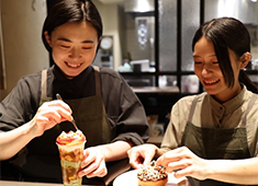 『CAFÉ & BAR B 』『teal』『Neki』『STEREO』『Patisserie ease』『Bakery bank』etc.／株式会社イートクリエーター 求人 30代スタッフを中心に若手～中堅が最前線で引っ張る会社だから、本当の意味で全員にチャンスがある希少な環境があり！