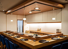 『新宿御苑前 鮨らぼ』『鮨アカデミー 樹』etc.／東京すしアカデミー株式会社 求人 外国人のお客様も多く訪れるため、語学力や国際感覚も日々の営業の中で自然と身につきます！