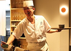 イートフィールド株式会社／『鮨 向』『神楽坂 鮨 弥栄』etc. 求人 カウンター越しに本物を提供しながらも、スタッフ全員が笑顔で和やかな雰囲気の中営業をしています！