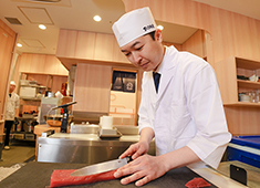 まぐろ問屋 三浦三崎港／まぐろ問屋 めぐみ水産 etc.／株式会社ネオ・エモーション 求人 職人としての技術向上や接客スキルの習得など、さらなる成長が見込めます！