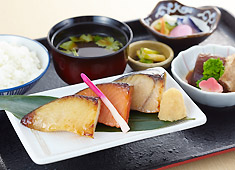株式会社 魚久（うおきゅう） 求人 当社自慢の粕漬を炭火で丁寧に焼いています。温かみ溢れる料理をお客様に提供しましょう。