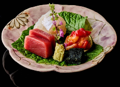 鮨割烹神楽坂（仮称） 求人 彩り鮮やかな料理は舌で味わうと共に目でも楽しめます。手間を惜しまない丁寧な仕事ができる環境です。