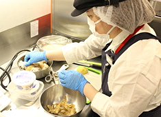 Be! FRUITS SANDWICH（ビー! フルーツ サンドイッチ） グランスタ東京店 求人 店内厨房にて仕入れした食材を丁寧に仕込んでいきます。