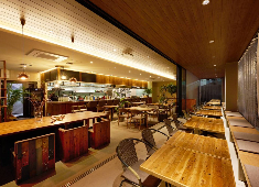 Cafe Dining TAMAKIYA／株式会社エイチツー・プランニング【H2 GROUP】 求人 解放感のあるパティオもあり、ホール部門のスタッフものびのび働けている職場環境です。