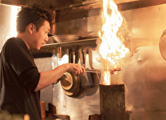 『RESTAURANT HYENE』『炭火焼き リリー』etc.／H VIEW 株式会社 求人 「えっここまでやるの！？」と言われるくらい、食材や調理法には各店拘っているからこそ学びも多く、経験も活かせる職場！