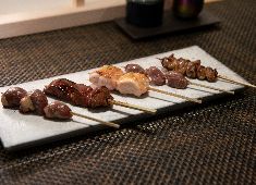 焼き鳥 割烹 JIN/株式会社安田物産 求人 串打ちされた焼鳥の一品一品はお客様の満足度は高いです。お客様に提供するのも自信を持ってオススメできます。