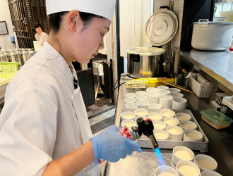 日本橋だし場 はなれ／株式会社にんべん 求人 和食以外の調理経験も活かすことができます。料理が好きな方であれば、経験の浅い方でも大歓迎です！
