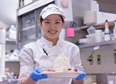 『Eggs ’n Things』『CHOPPED SALAD DAY』／EGGS 'N THINGS JAPAN株式会社（エッグスンシングスジャパン） 求人 週平均40ｈ勤務だから、無理なく働く事が出来る環境！スタッフが笑顔でいられてこそお客様へ最高のサービスが提供可能！