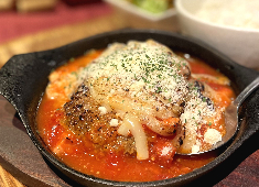 株式会社TFM 求人 料理は肉料理だけにこだわらず、アラカルト料理も充実！あなたのアイデアも形にしてください。