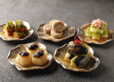 『麻布台 惣菜 しゅん』『Bakery bank』『CAFÉ & BAR B』『Neki』『STEREO』『Patisserie ease』etc.／株式会社イートクリエーター 求人 【麻布台 惣菜 しゅん】“惣菜”のイメージを覆し、味だけでなくビジュアルでもワクワクする…そんなメニューを提供！