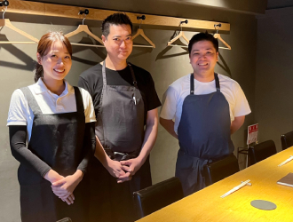 焼鳥今井　YAKITORI IMAI 求人 モノトーンでオシャレなユニフォーム。エプロン&Tシャツ、又は白衣を選べます。女性スタッフ（調理・ホール）も活躍中！