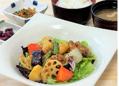 湯快爽快 湯けむり横丁 みさと店/湯快爽快「湯けむり横丁」・おおみや・ 求人 一品一品が手作りだからこそ、料理人とって満足できる環境なのは間違いなし。