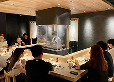 「熊の焼鳥jr. 下高井戸」「熊の焼鳥 中目黒」 求人 下高井戸、中目黒、どちらの店舗でも「熊の焼鳥らしさ」を追求した数々のこだわりを学べます。
