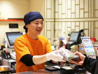 株式会社マコト／ゑびす Daikoku 求人 自分たちが作った料理が売れていく、ライブ感も楽しさの一つ！「売り場づくり」など、創意工夫ができる環境です。