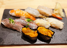 『すし酒場くらや』／株式会社 大倉 求人 「肩ひじ張らず、おいしい寿司を楽しめる…」と人気のブランドを展開しています。