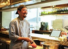TSURUMI DINING（ツルミダイニング） etc.／株式会社フルルドレーヴ 求人 オーナーが「現場に任せています」と語るほどスタッフの自主性を大切に営業しているから、アイデアが形になる機会も多数！