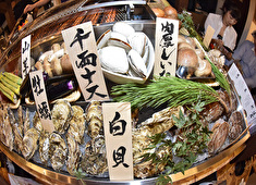 貝屋台／株式会社 浜倉的商店製作所 求人 貝類は全国の漁場より直送！定番はもちろん、旬のレアものまで！生産地と都心を繋ぐPRの場としての役割も果たします！