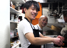 『銀座 くろ寿』『銀座 くろ寿 東銀座店』／株式会社 銀座くろ寿 求人 「見て覚えて」ではなく、一つひとつ順を追って丁寧にお教えしていきますので経験が浅い方もご安心ください！