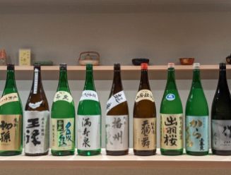 寿司海路　日本橋店／株式会社HATAGO 求人 握りと一品料理に合わせ、希少な日本酒も取り揃えています。日本酒の知識なども働きながら身に付きます！