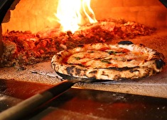 pizza marumo （ピッツァ マルモ） 求人 特注のピッツァ窯で焼き上げるピッツァを求め、日本のみならず世界から多くのお客様に足を運んでいただいています。